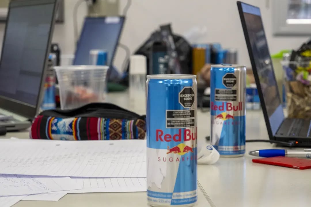 Escritorio con latas de RedBull